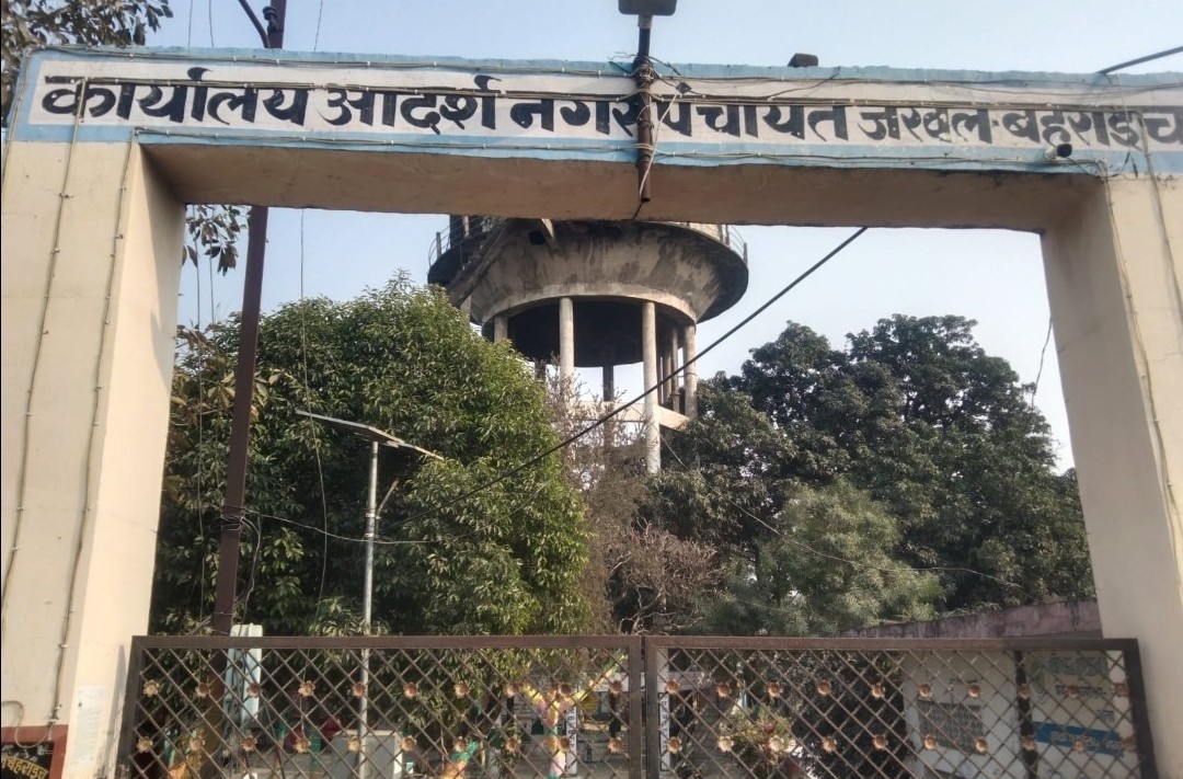 बाजार के मुख्य मार्ग पर गढ्ढे के कारण ग्राहकों को रोज-मर्रा की खरीददारी करना था मुहाल