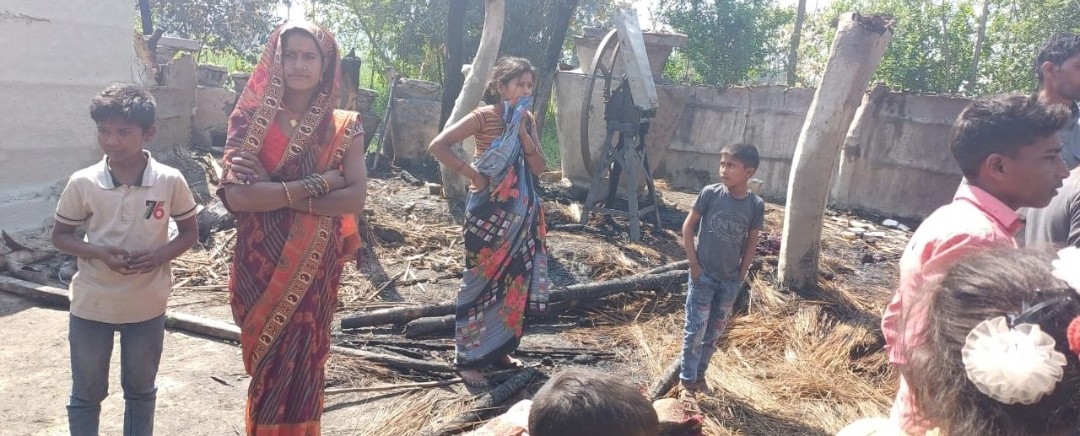 दो घरों में लगी आग नगदी समेत गृहस्थी का सारा सामान जलकर राख