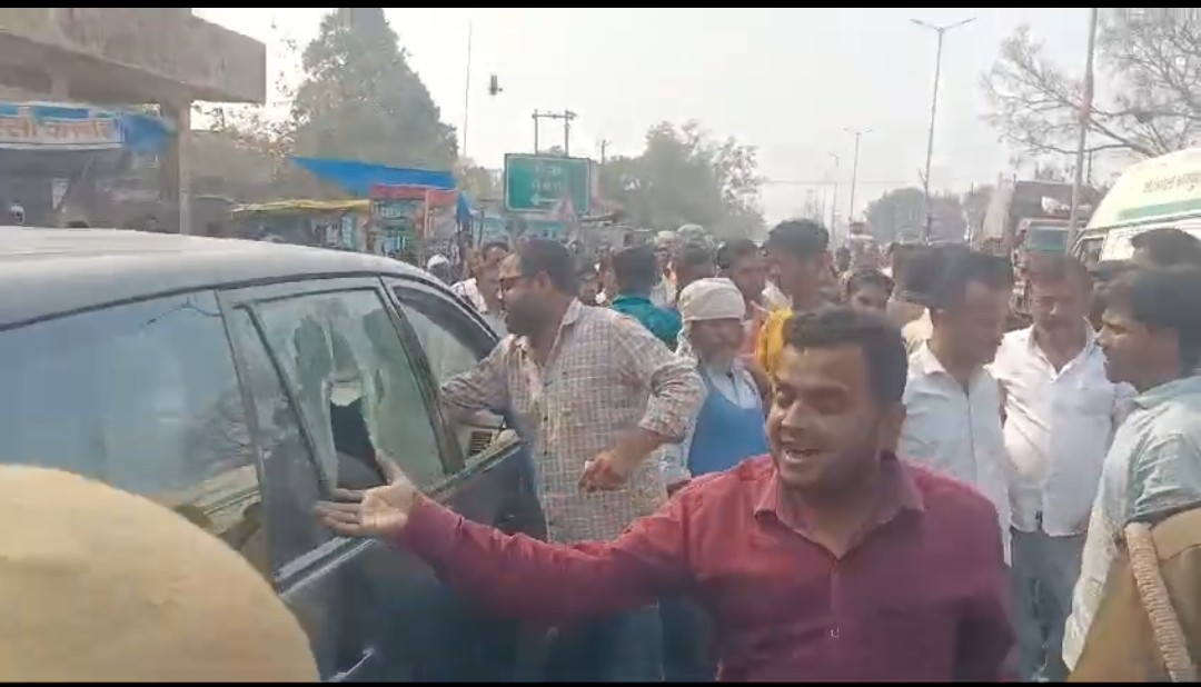 बीच बाजार दो पक्ष भिड़े, जमकर हुई मारपीट