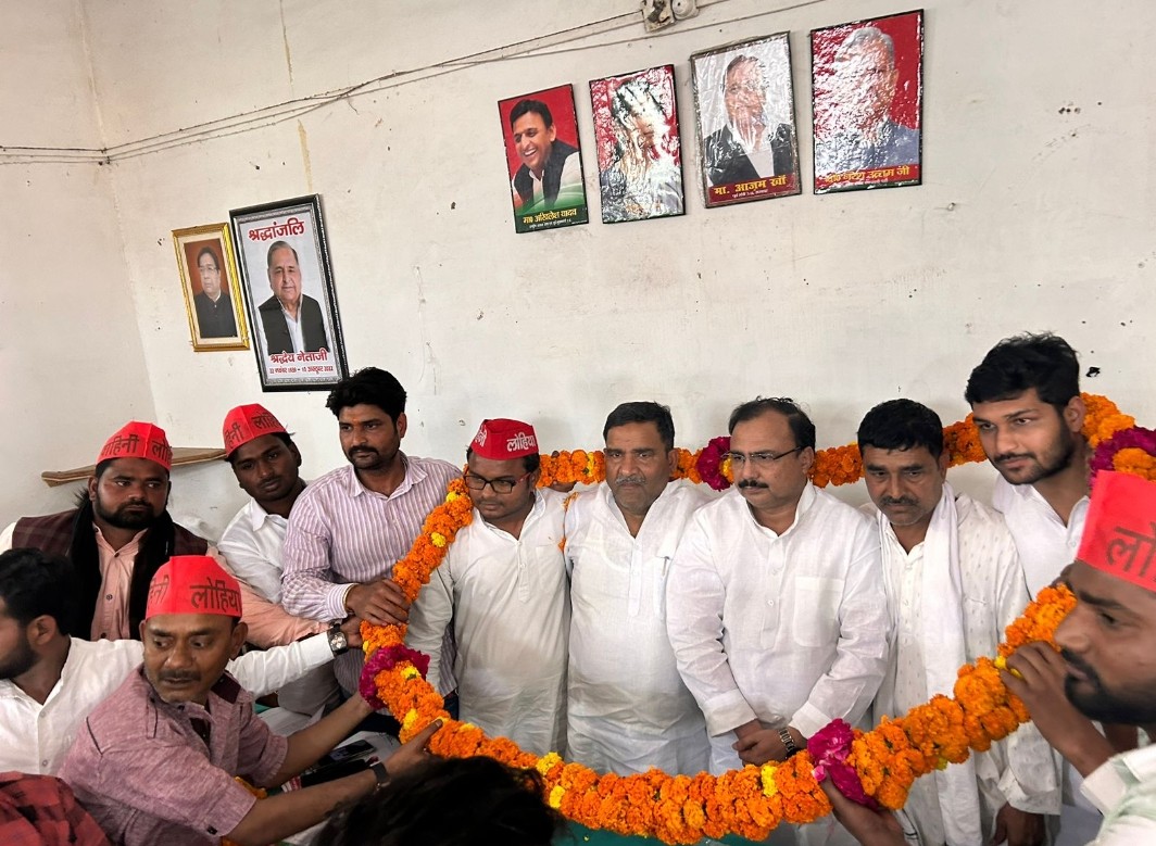 सपा लोहिया वाहिनी की बैठक में मनोनयन पत्र वितरण किये गए