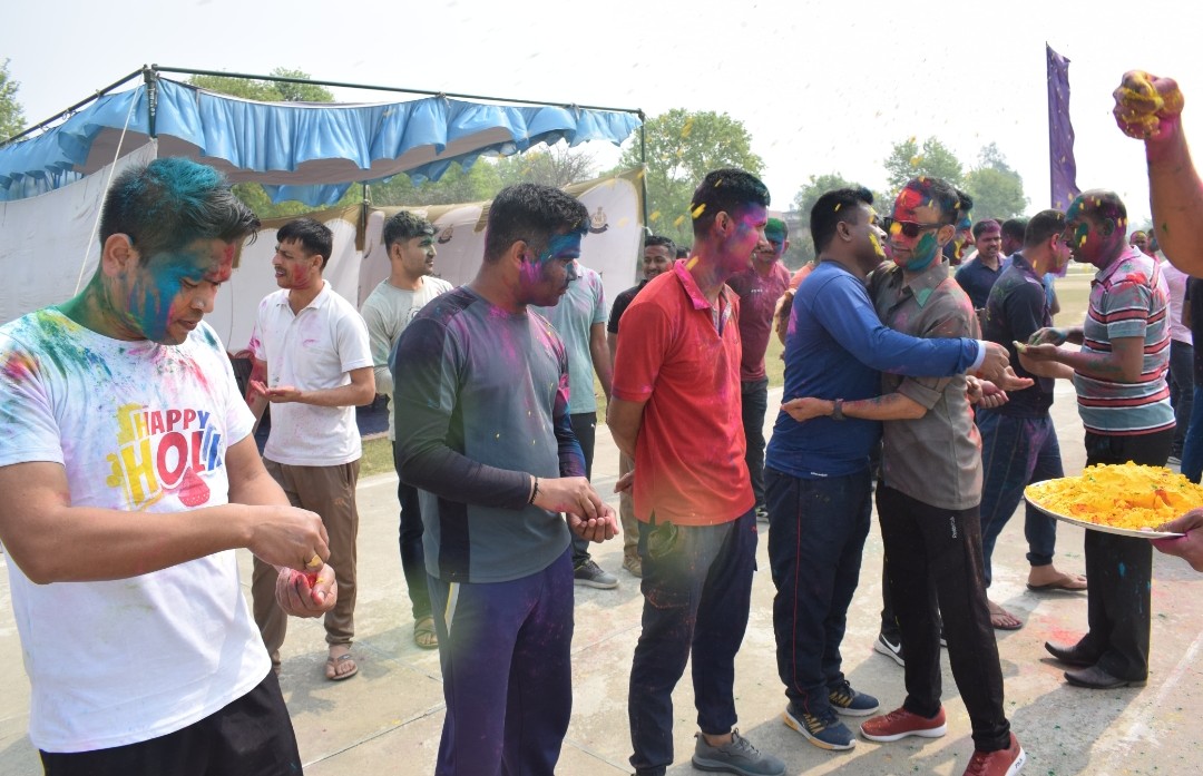 रंगों का पर्व होली परंपरागत मनाया गया