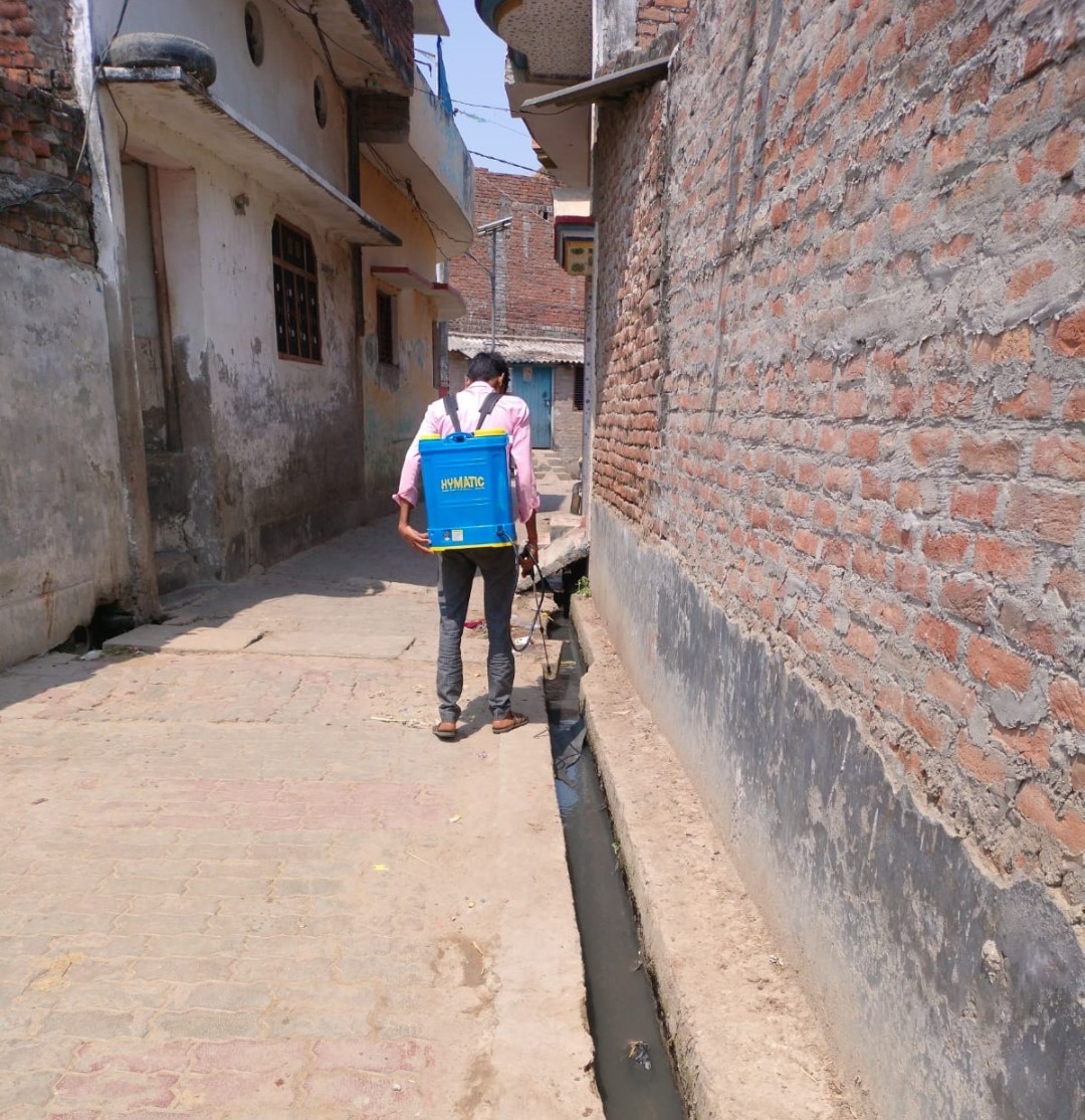 जरवल निकाय प्रशासन ने नालियों मे किया एंटीलार्वा का छिड़काव