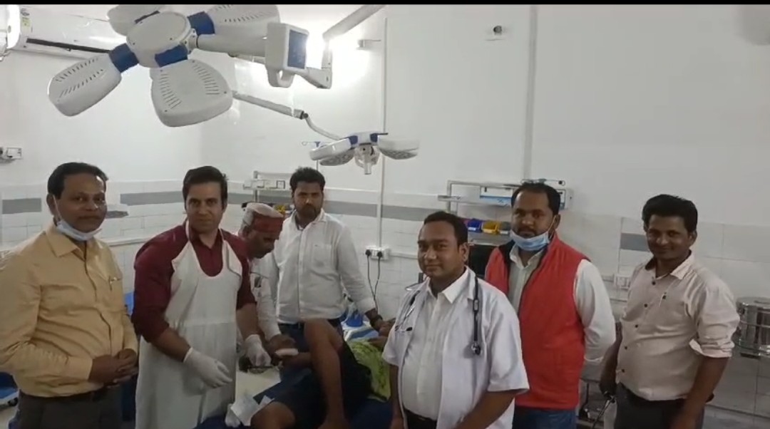 पेड़ से गिरे किशोर के हाथ में गड़ी सरिया हुई आर पार