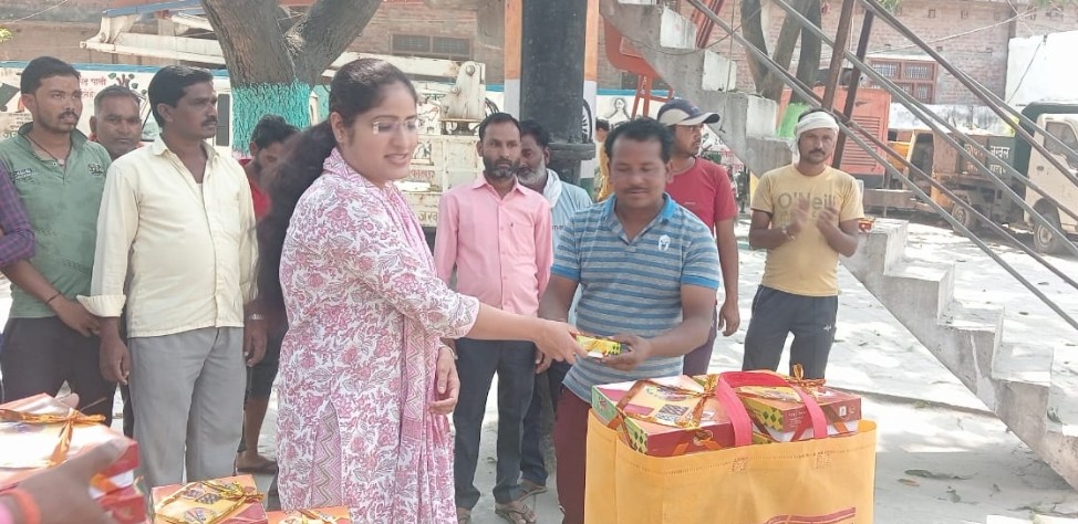 होली से पूर्व ई ओ ने निकाय कर्मियों को भेंट किया होली का गिफ्ट