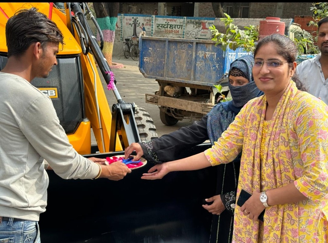 जरवल की चेयरमैन व ई ओ ने जेसीबी का फीता काट कर किया उद्घाटन, हरी झंडी दिखा कर किया रवाना
