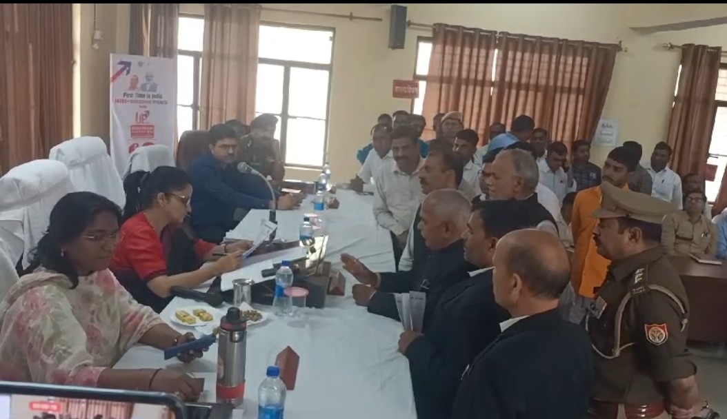 मुंशिफ न्यायालय की मांग को लेकर डीएम को सौंपा ज्ञापन