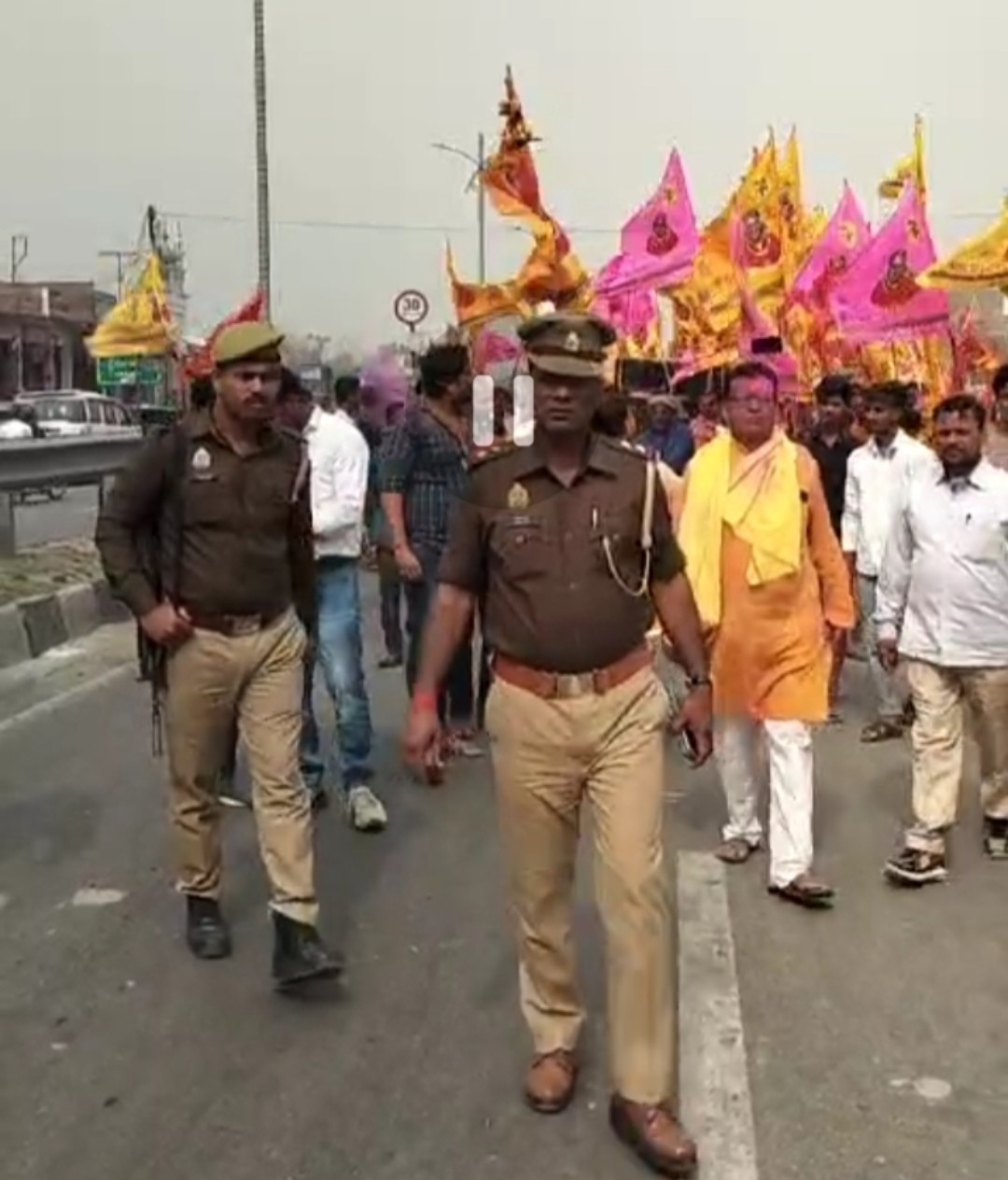 जरवल के नारायण दास मंदिर से नगर भ्रमण पर निकली खाटू श्याम बाबा की निशान यात्रा