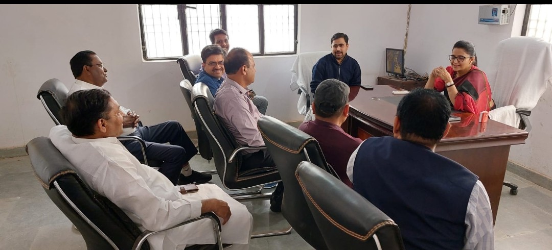 वेयर हाउस में सुरक्षित रखवायी गईं ईवीएम व वीवी पैट मशीन मौजूद रहे राजनैतिक दलों के प्रतिनिधि