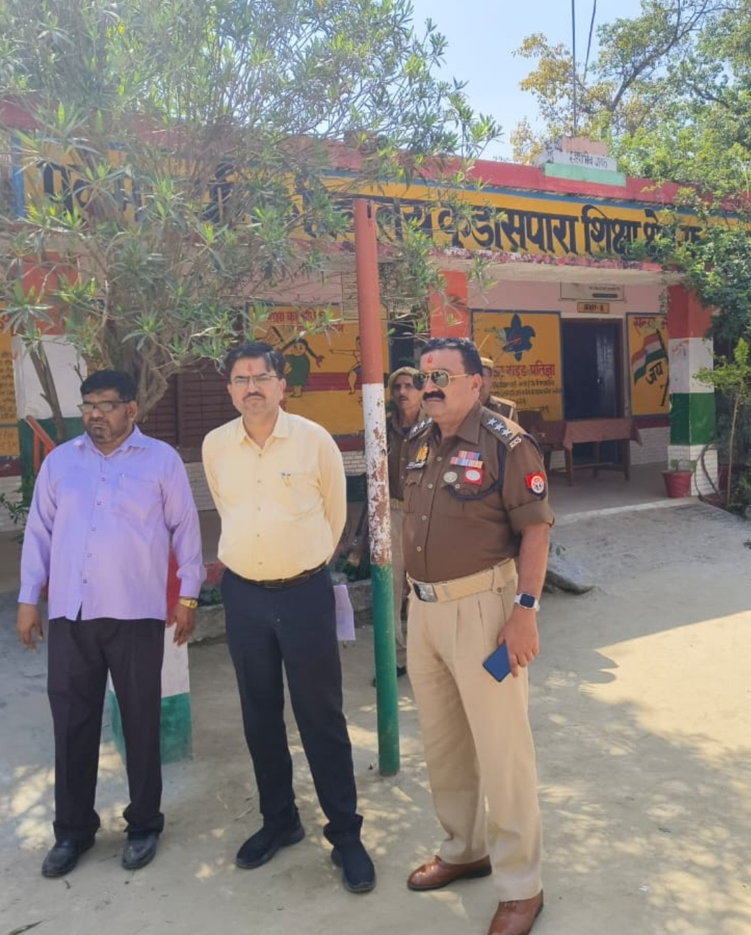 संवेदनशील बूथों का निरीक्षण करते सी ओ व एसडीएम