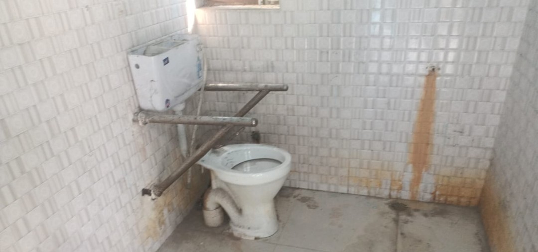 कैसरगंज ऐनी टोल प्लाजा पर बने शौचालय की स्थिति बेहद बत्तर
