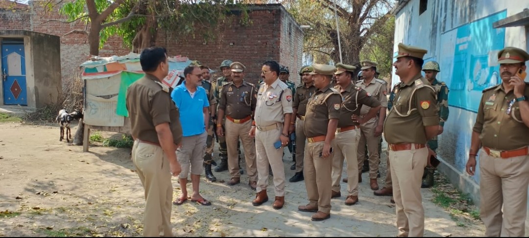 संवेदनशील बूथ व हिस्ट्रीशीटर के घर जाकर शांतिपूर्ण वार्ता करते सी ओ कैसरगंज