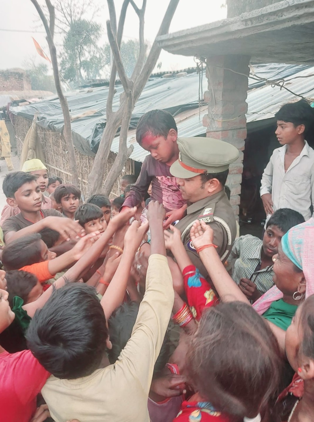 चौकी प्रभारी कुंडासर अमित कुमार गुप्ता ने गाँव के बच्चों के साथ मनाया होली