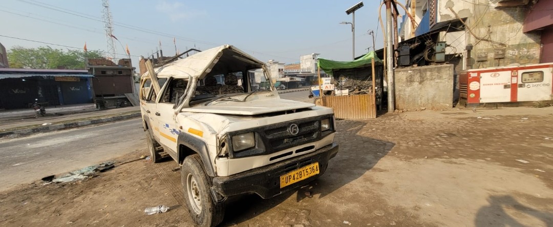 सीतापुर तीर्थ यात्रा पर जा रहे फोर्स क्रूजर डिवाइडर से टकराई आधा दर्जन से अधिक घायल