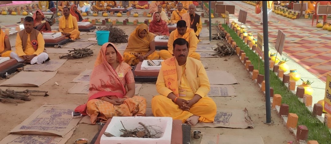 विशिष्ट देव पूजन के साथ प्रारंभ हुआ 51 कुंडीय गायत्री महायज्ञ
