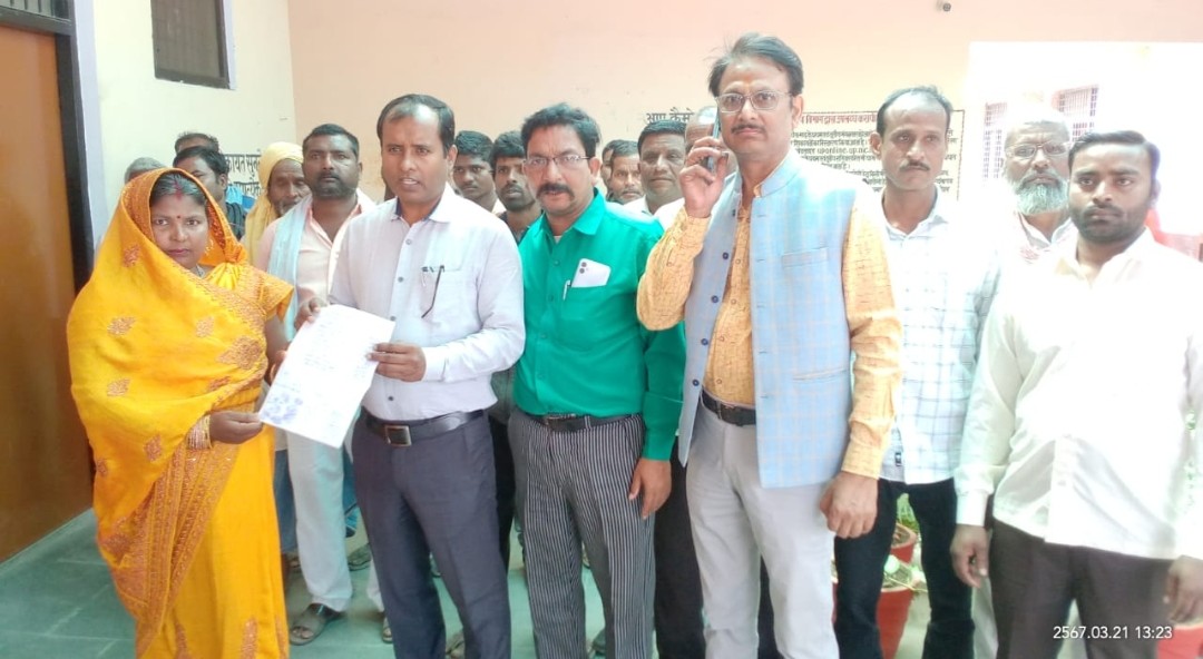 ग्राम प्रधान ने ग्रामीणों के साथ तहसील पहुंचकर कोटेदार के विरुद्ध की शिकायत