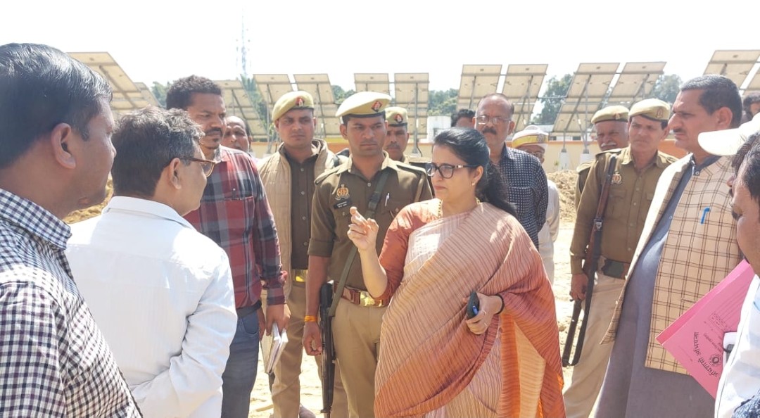 जिलाधिकारी ने मतदान केन्द्र धरसवां व बहादुर चक का किया औचक निरीक्षण