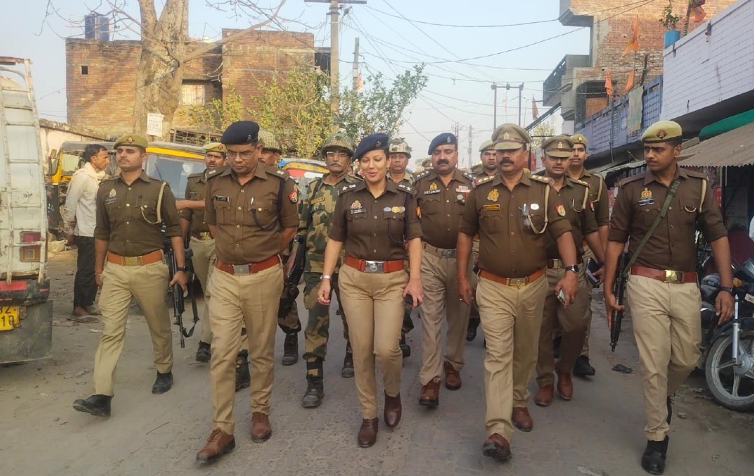 कप्तान बहराइच ने बीएसएफ पैरामिलिट्री फोर्स के साथ फ्लैगमार्च कर दिलाया सुरक्षा का अहसास