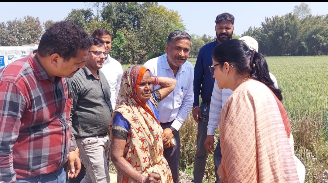 गांव की पगडंडी पर लाठी के सहारे जा रही बुर्ज़ुग महिला को देख गाड़ी से उतर पड़ी डीएम
