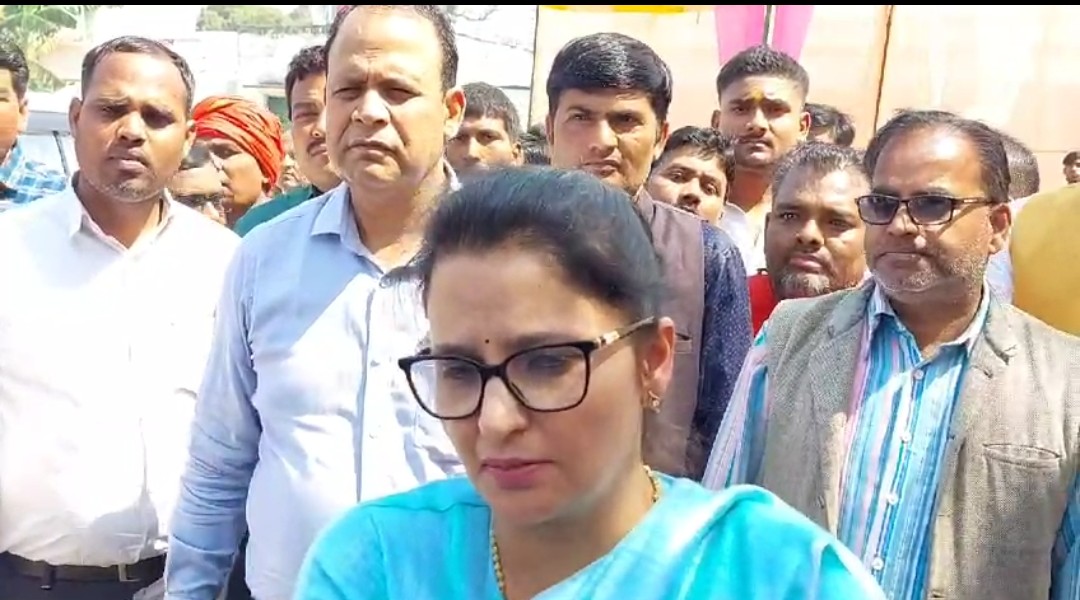 जिलाधिकारी ने किया मतदान केन्द्र कंछर का किया औचक निरीक्षण