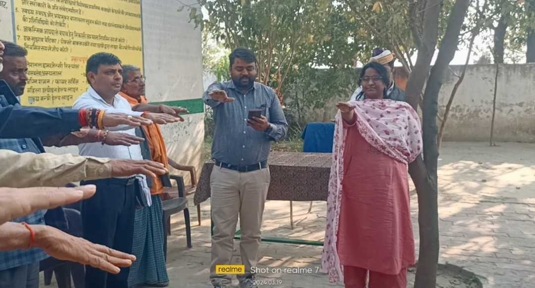 सीडीओ ने पचदेवरी मतदान केन्द्र का किया निरीक्षण
