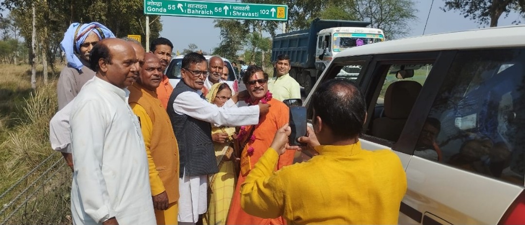 51 कुंडीय कुण्डीए विशाल गायत्री महायज्ञ एवम प्रज्ञा पुराण के कथा मर्मज्ञ का हुआ भव्य स्वागत