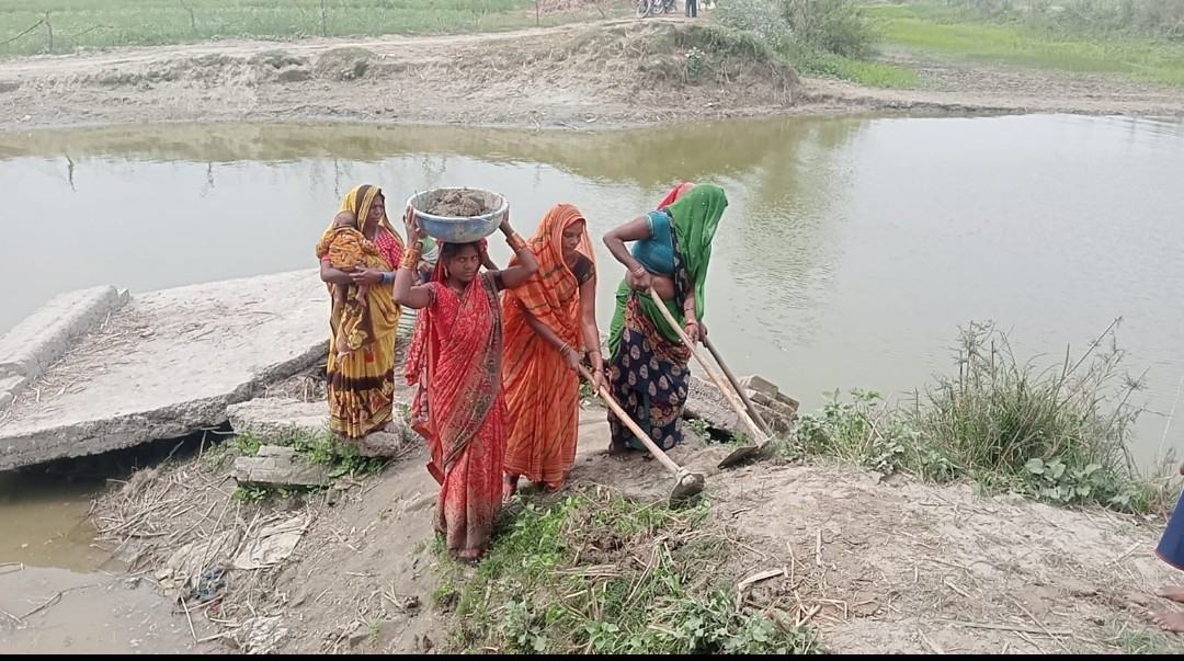 अपने हाथ जगन्नाथ कहावत को ग्रामीणों ने किया सत्य