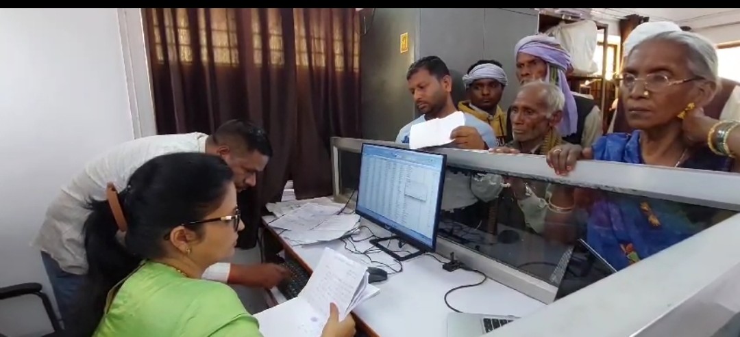 समाज कल्याण विभाग में डीएम का औचक निरीक्षण