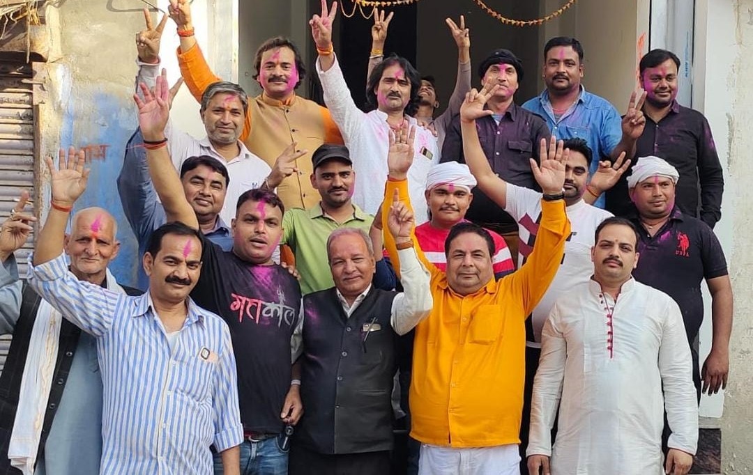 नानपारा मे सर्राफा व्यापारियों ने एक दूसरे को गुलाल लगाकर मनाई होली