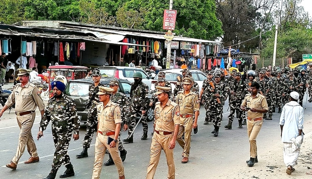 एसएसबी व पुलिस ने किया फ्लैग मार्च, कराया सुरक्षा का अहसास