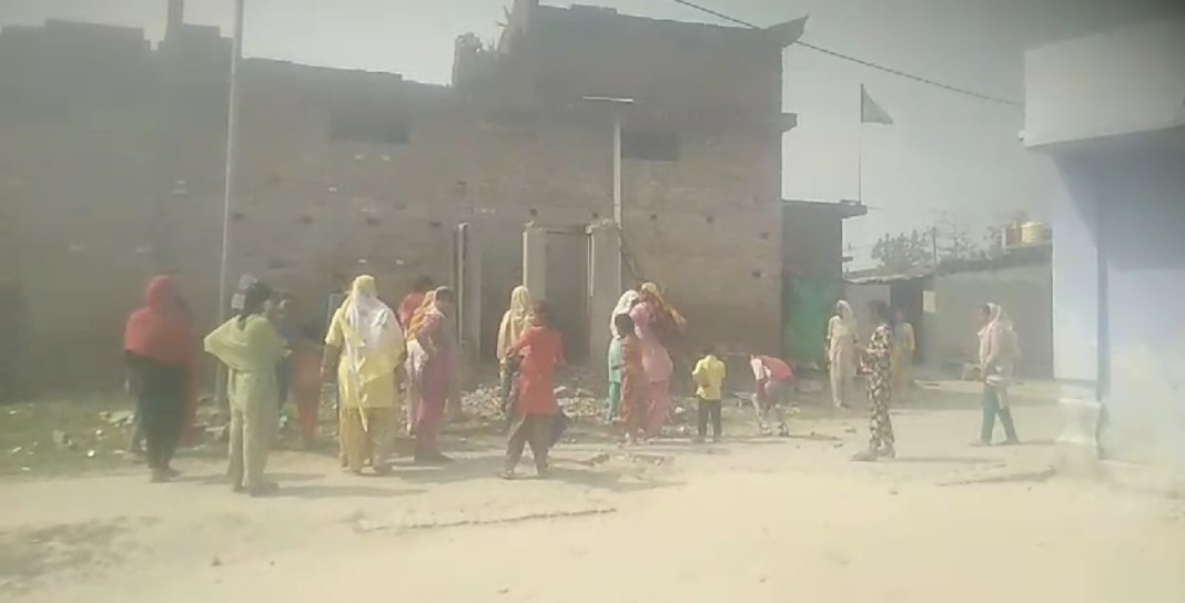 दबंगों ने तोड़ा सार्वजनिक शौचालय