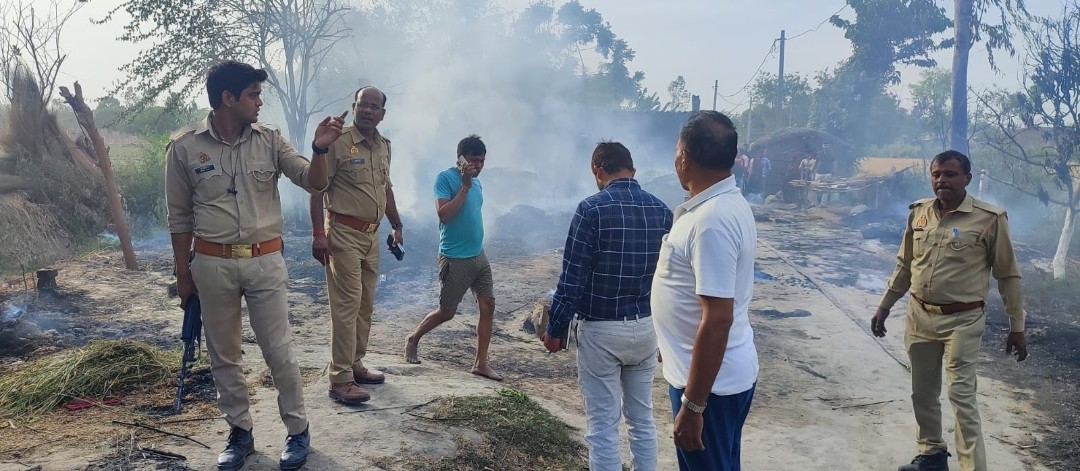 घाघरा कटान पीड़ितो का बुरा हाल पुरैनी में लगी आग सब कुछ हुआ राख