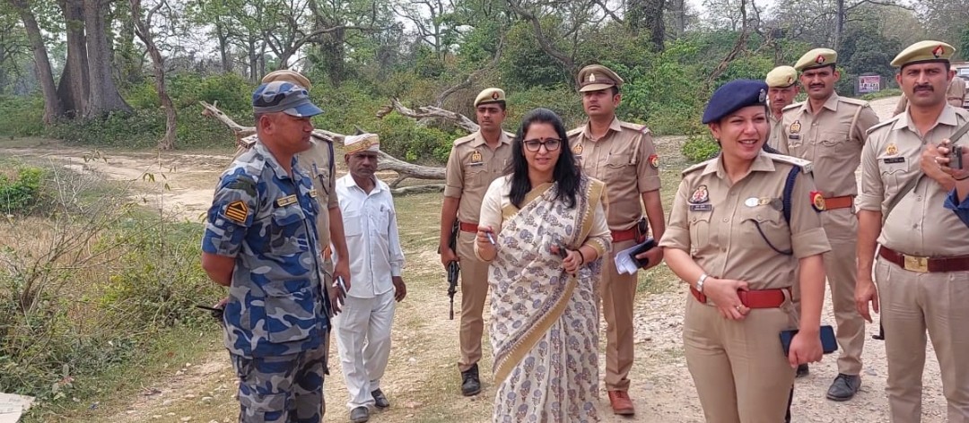 गुलरिहा चेक पोस्ट का डीएम व एसपी ने किया निरीक्षण