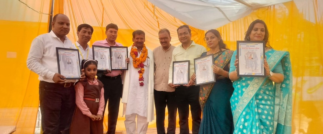 सेवानिवृत होने पर शिक्षक को  दी गयी भावभीनी विदाई