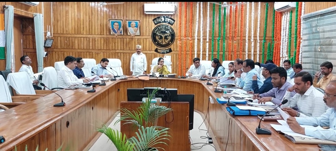मतदाता पर्ची व पहचान पत्र वितरण कार्य की डीएम ने की समीक्षा