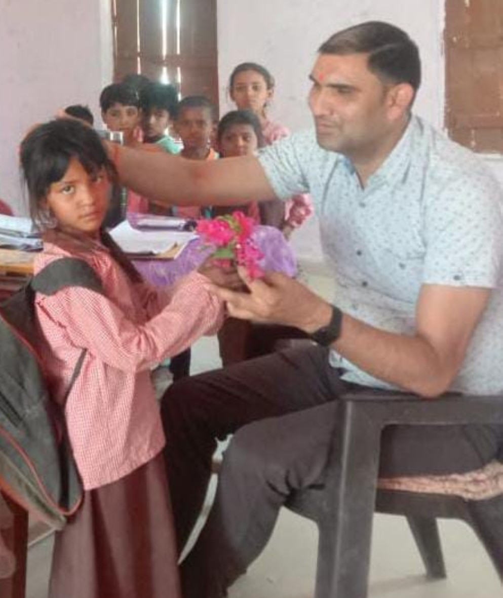 अनुपस्थित चल रही छात्रा को स्कूल आने पर फूल देकर शिक्षक ने किया स्वागत