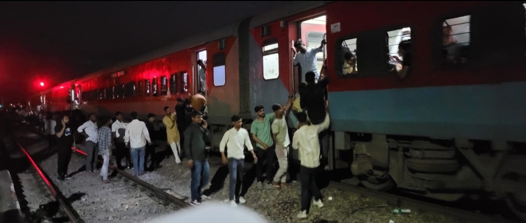 दरभंगा एक्सप्रेस मे 5 गौ वंशियों की ट्रेन मे फंसकर मौत