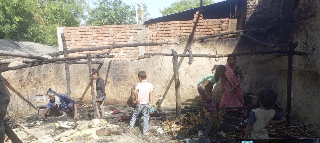हजारों की नकदी समेत सारा सामान स्वाहा लेखपाल नदारत