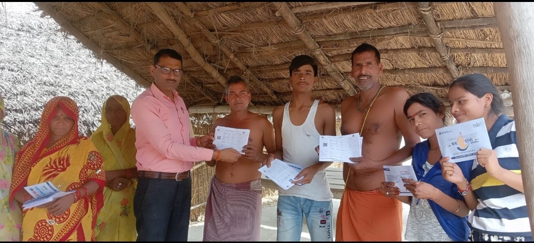 बीएलओ डोर टू डोर जाकर बांट रहे मतदाता पर्ची