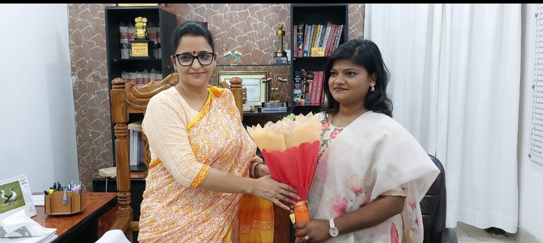 यू.के. रॉयल अवार्ड विनर आरती ने डीएम से की भेंट