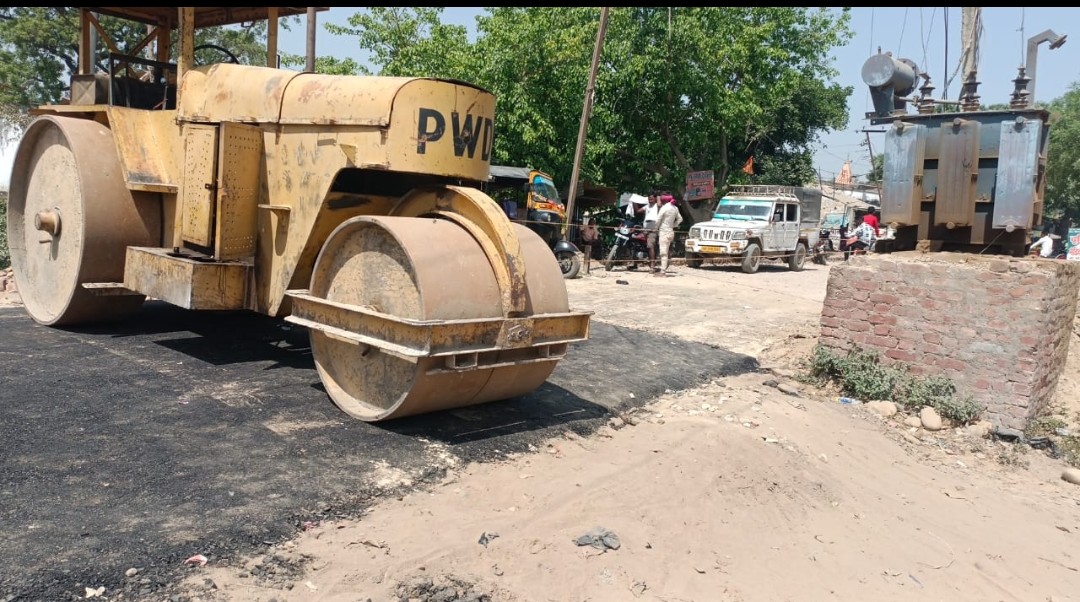 कष्ट दायक सड़क का  धीमी गति से हो रहा है निर्माण
