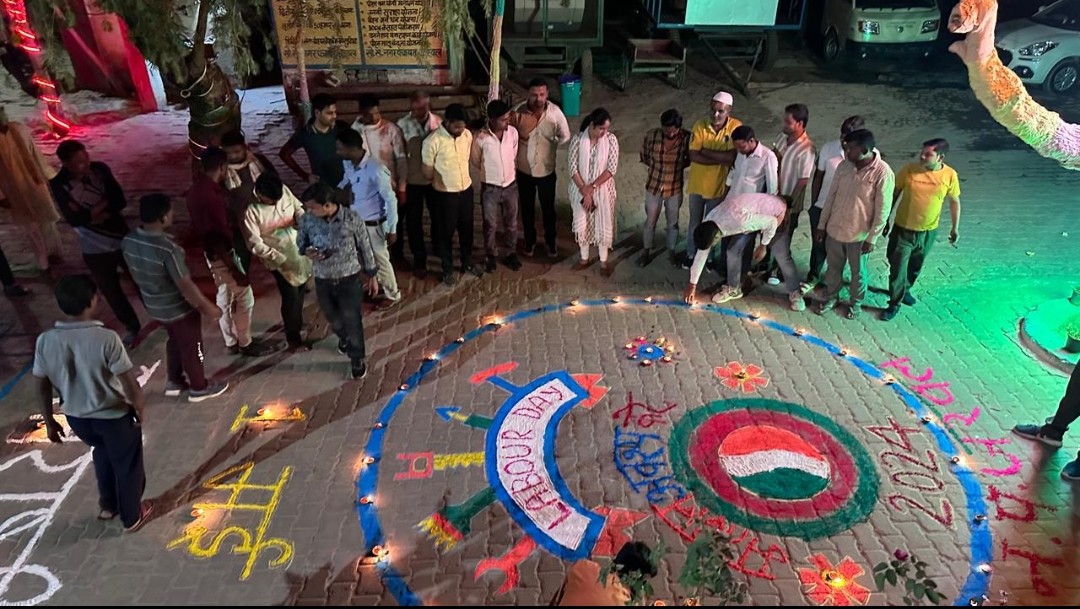 शाम ढलते ही अंतर्राष्ट्रीय मजदूर दिवस पर जगमगा उठा जरवल