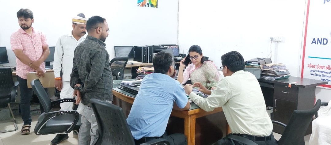 कन्ट्रोल रूम का निरीक्षण कर डीएम ने मतदाता पर्ची वितरण कार्य का लिया जायज़ा
