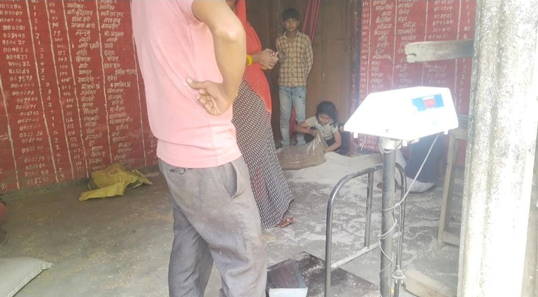 परसेंडी में कोटेदार की धांधली की खुली पोल