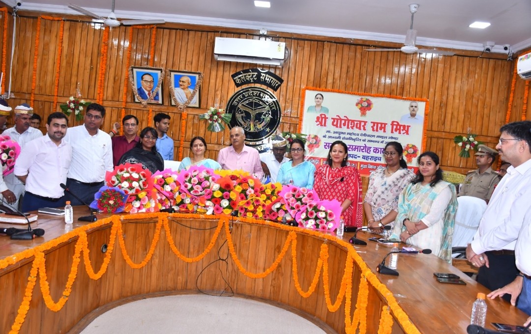 सेवानिवृत्त हो रहे मण्डलायुक्त को जिले में दी गई भावभीनी विदाई