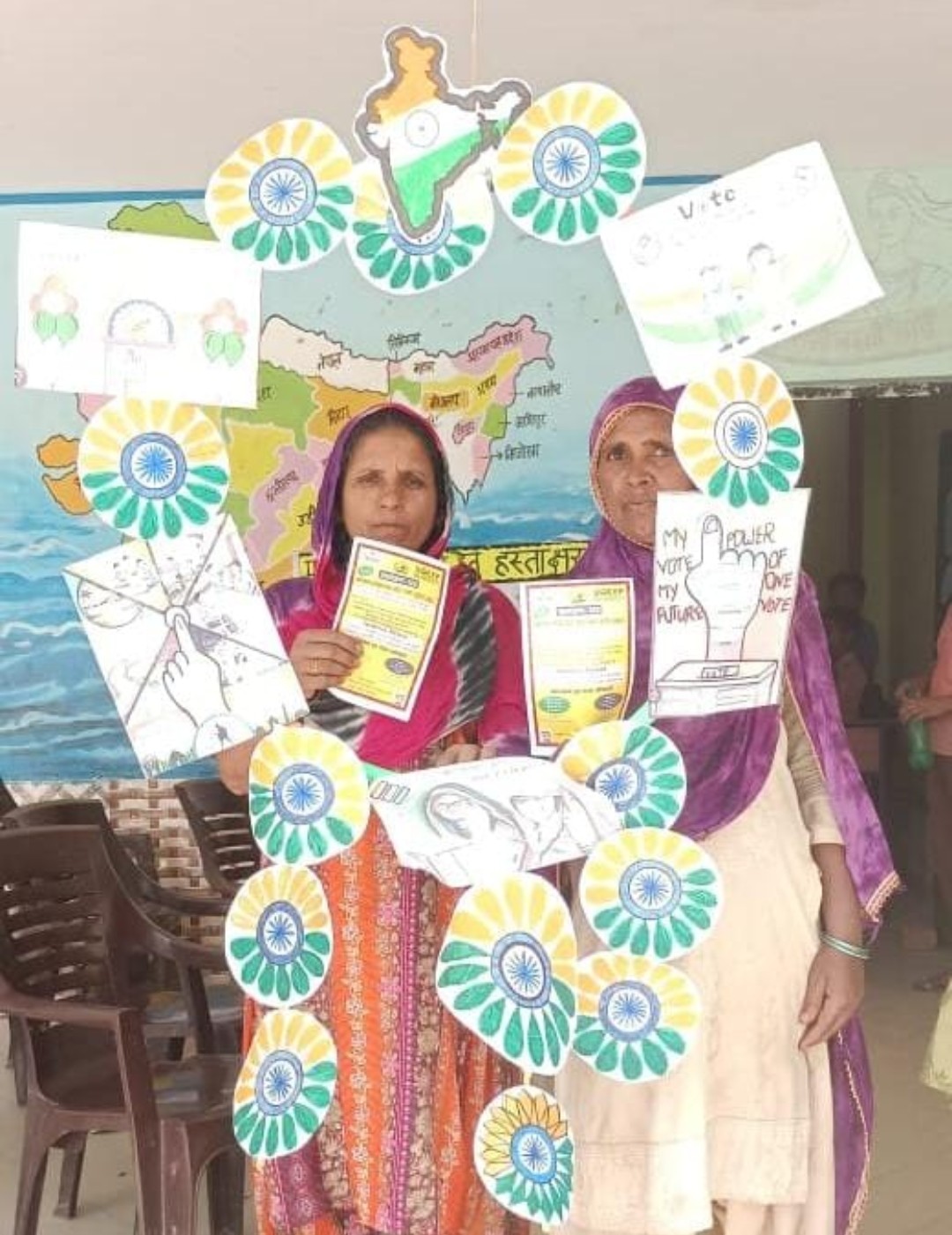अभिभावक-शिक्षक बैठक में बांटे आमंत्रण पत्र, मतदान के लिये किया जागरूक
