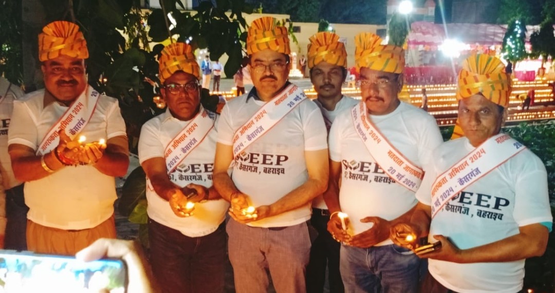 विकासखंड कैसरगंज के 65 ग्राम सभाओ मे श्रमिकों ने जलाये 80 हजार दीपक
