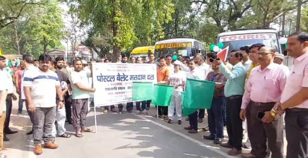 बुज़ुर्ग व दिव्यांग मतदाताओं को घर पर मिली मतदान की सुविधा