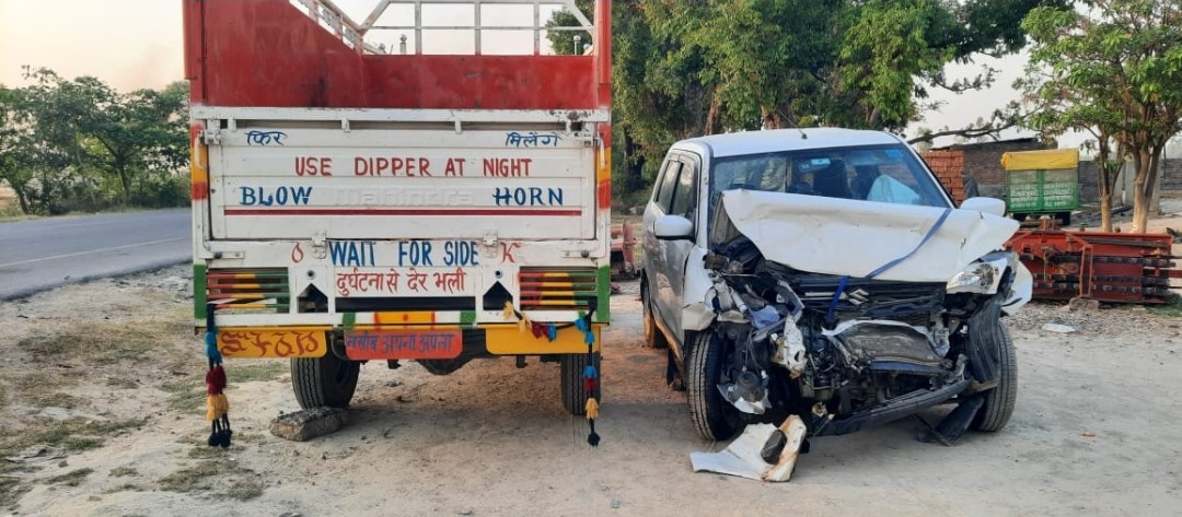 पिकप व कार में हुई आमने-सामने टक्कर। सात लोग गंभीर रूप से घायल