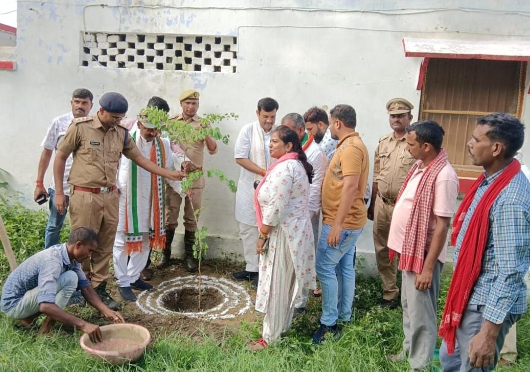 एक पेड़ मां के नाम कार्यक्रम अन्तर्गत सांसद ने किया पौधारोपण