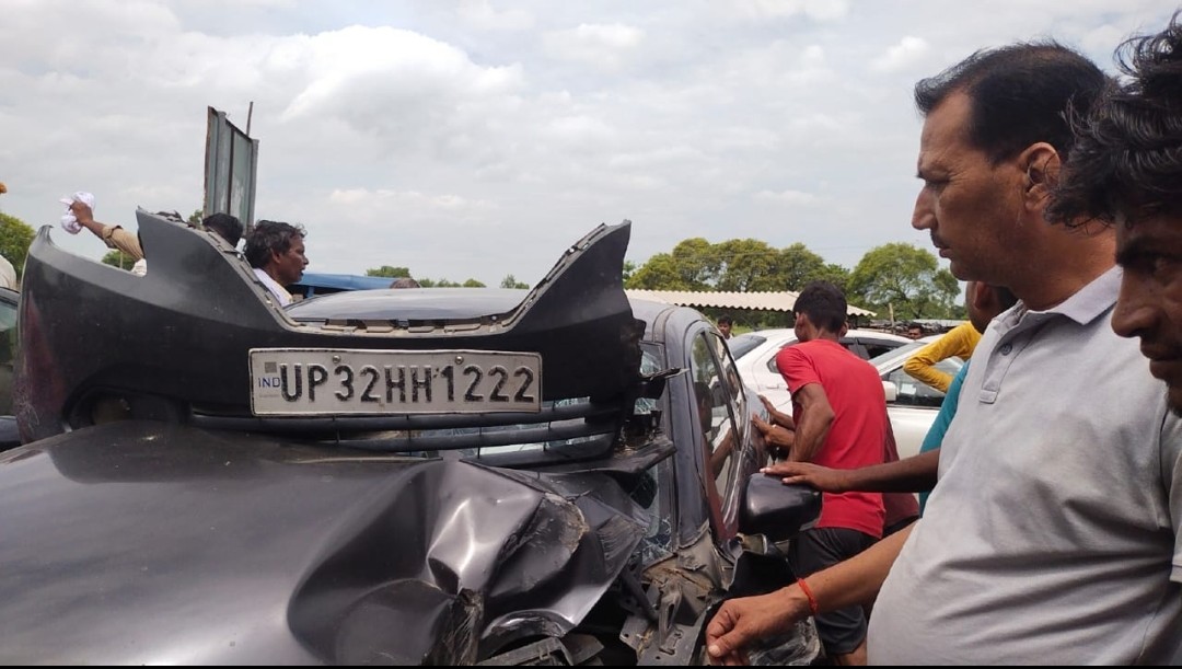 खड़े ट्रक में भिडी कार, चार लोग गंभीर रूप से घायल